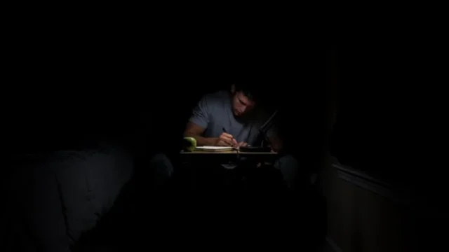 escribir en la oscuridad hombre manzana