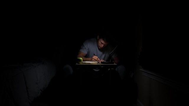 escribir en la oscuridad hombre manzana