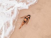 Mujer de gigantescas olas