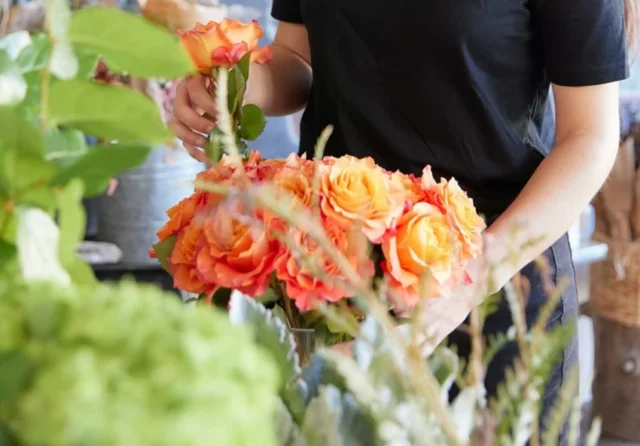 ramo de flores manos de mujer