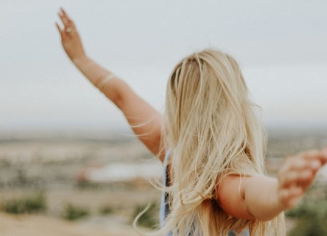 rubia brazos extendidos