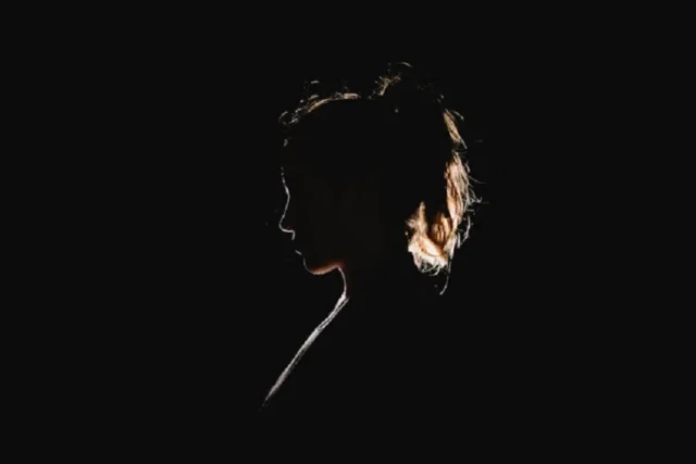 silueta de mujer fondo oscuro