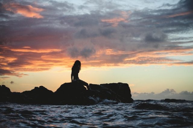 sirena mar rocas atardecer