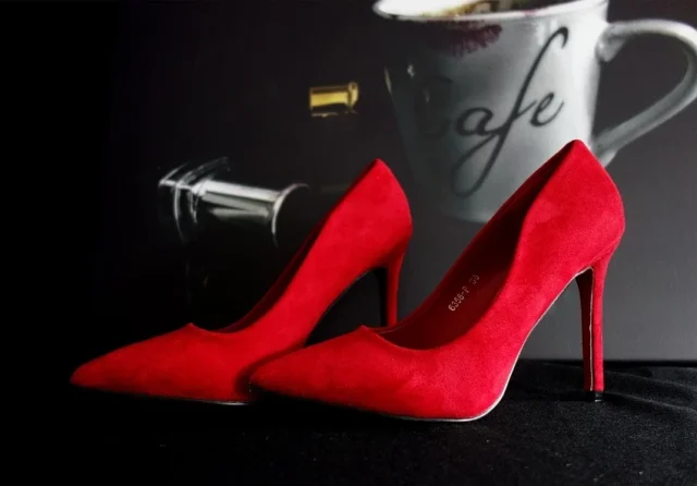 zapatillas rojas en taza de café
