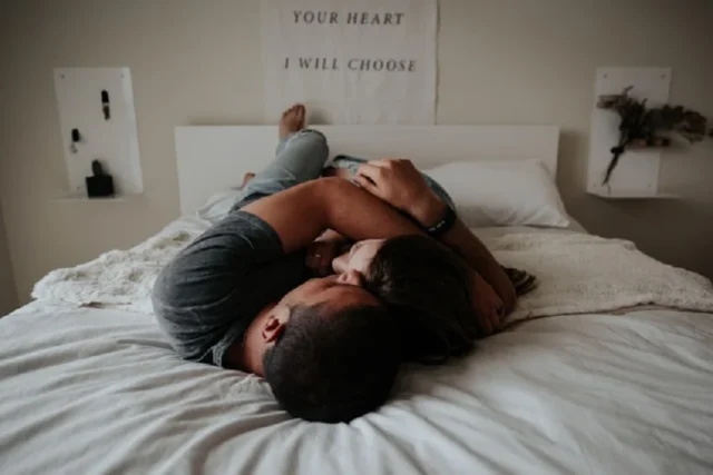 abrazo pareja en cama
