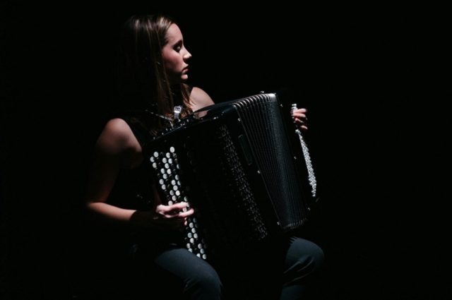 acordeon tocado por mujer