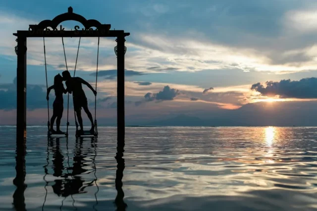 beso en el mar al atardecer