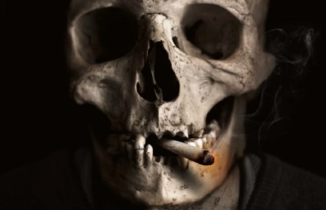 esqueleto fumando