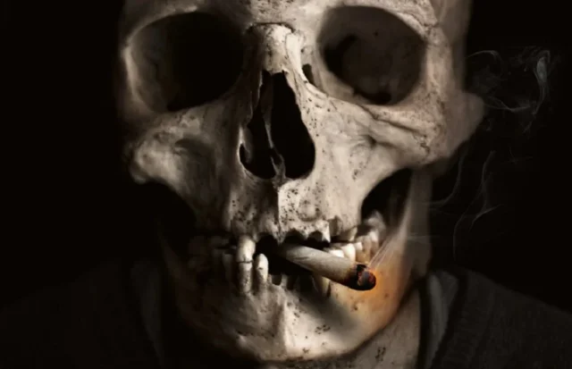 esqueleto fumando