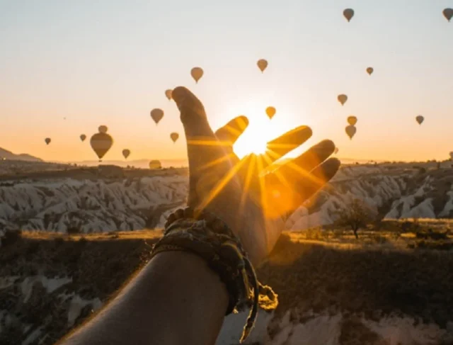 mano con globos aerostáticos