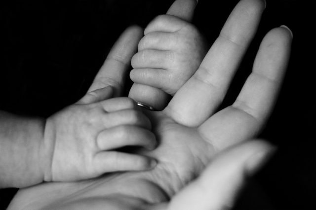 mano de bebé y mano de mamá