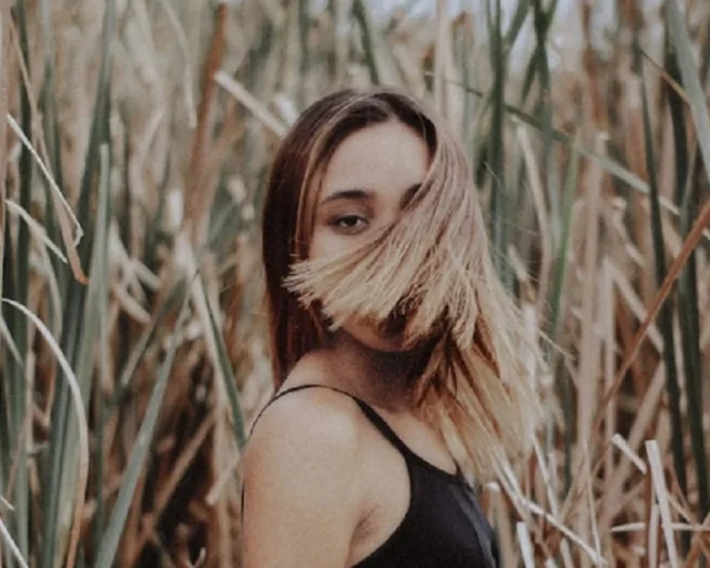 mirada oculta por tu cabello