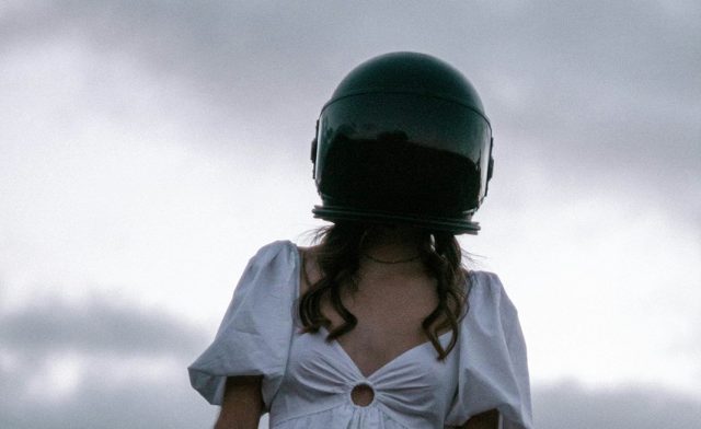 mujer con casco de astronauta