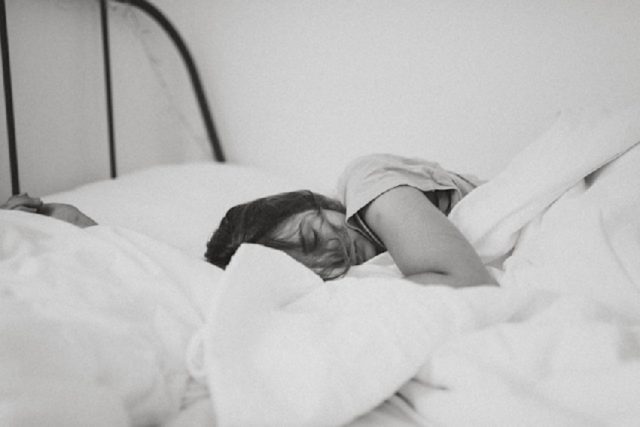 mujer dormida blanco y negro