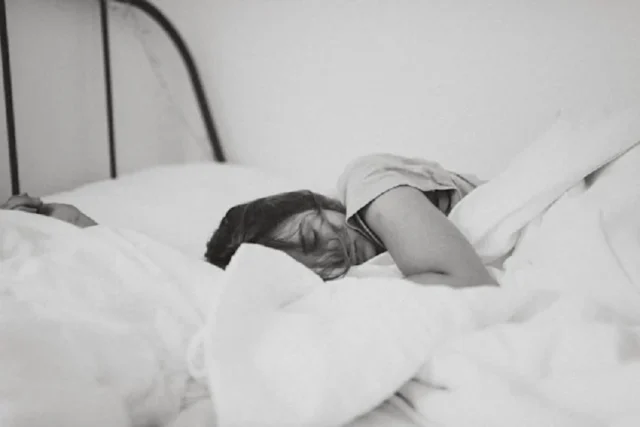 mujer dormida blanco y negro