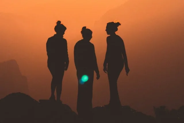 mujeres en neblina y bruma
