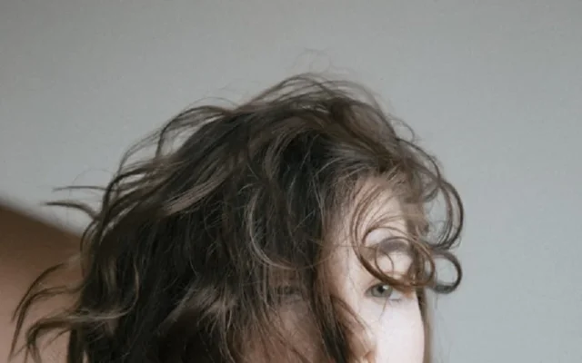 ojos y cabello alborotado
