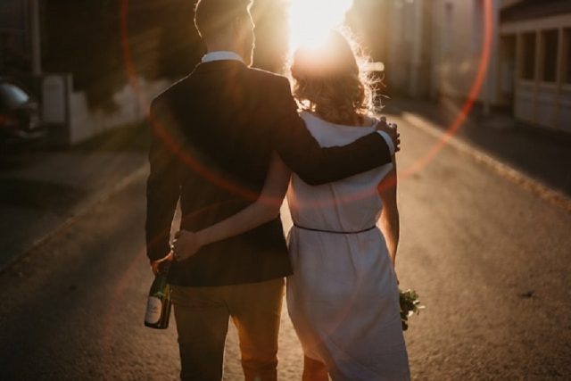 pareja caminando hacia el sol