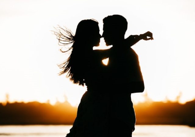 pareja sombra fondo de agua