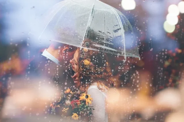 romántico bajo la lluvia