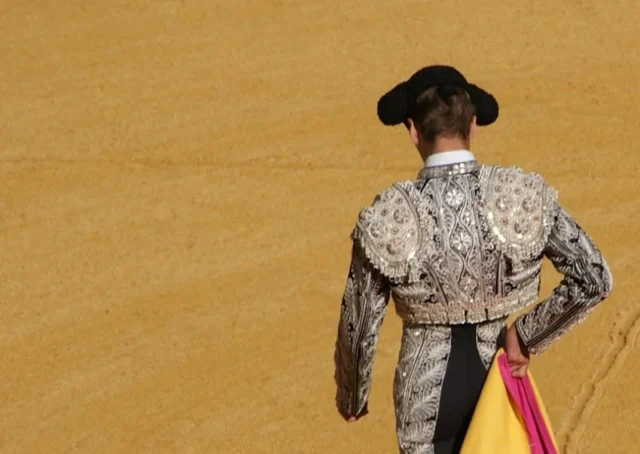 torero plaza capote