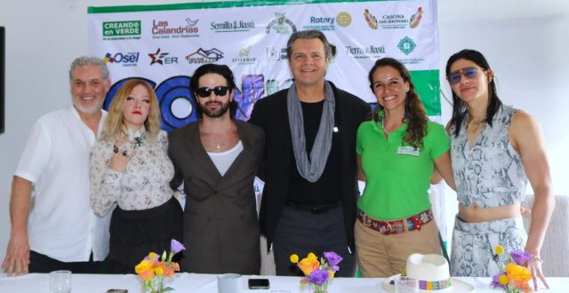 CON LO QUE HAY-RICARDO Y ELENCO