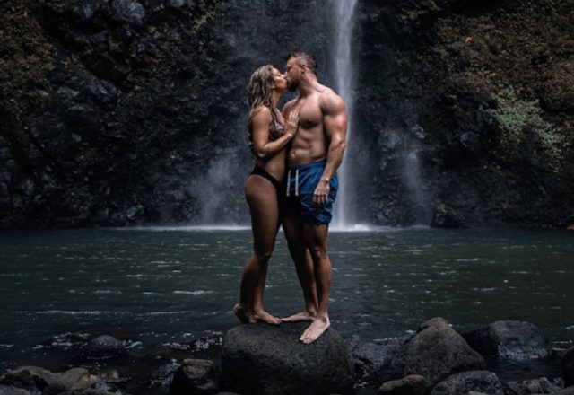 beso cascada hombre y mujer