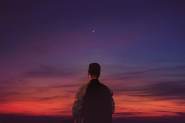 mirando la luna
