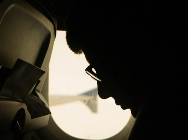 pensativo en el avión