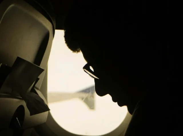 pensativo en el avión