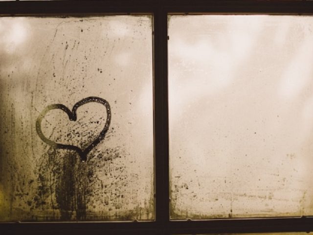 ventana con corazón