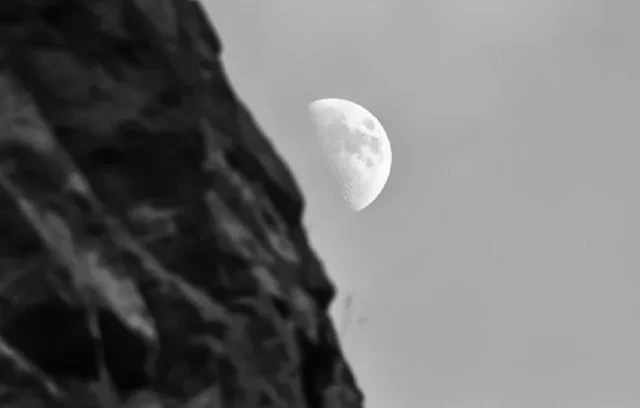 luna montaña blanco y negro