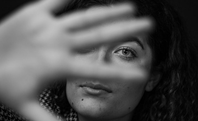 mujer entre los dedos foto en blanco y negro