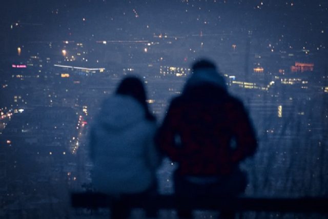 pareja viendo el infinito la ciudad