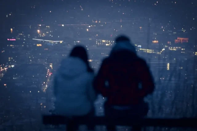pareja viendo el infinito la ciudad