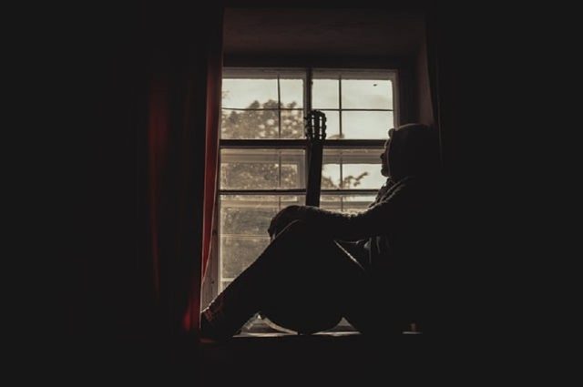hombre mirando por una ventana