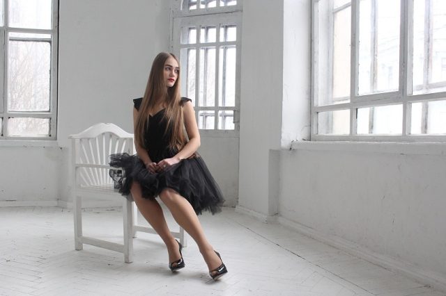 mujer blanca con vestido negro joven bella