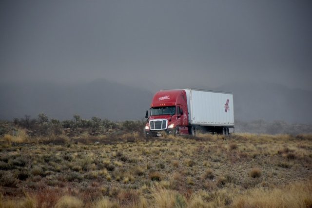 trailer en autopista tormenta