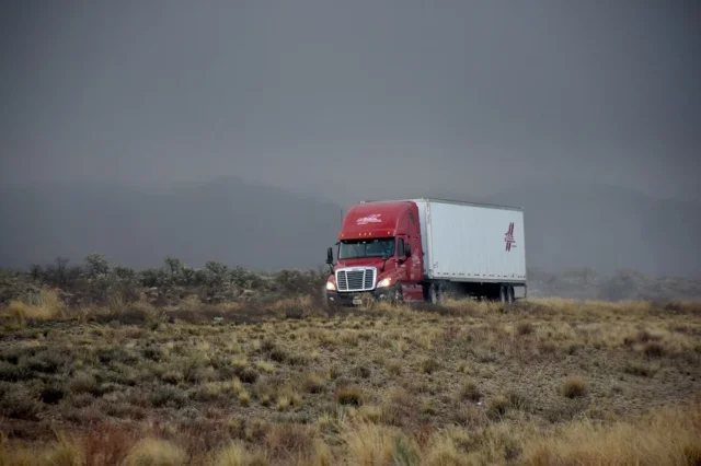 trailer en autopista tormenta