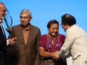 Sculptor Miguel Peraza gave the sculpture “Unbreakable” to engineer Carlos Slim Helú. And presented the Genesis 4D workshop at the XIX Peace Summit