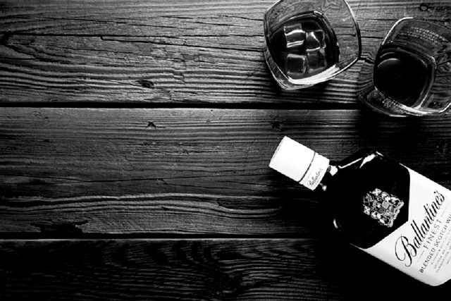alcohol whisky bar blanco y negro
