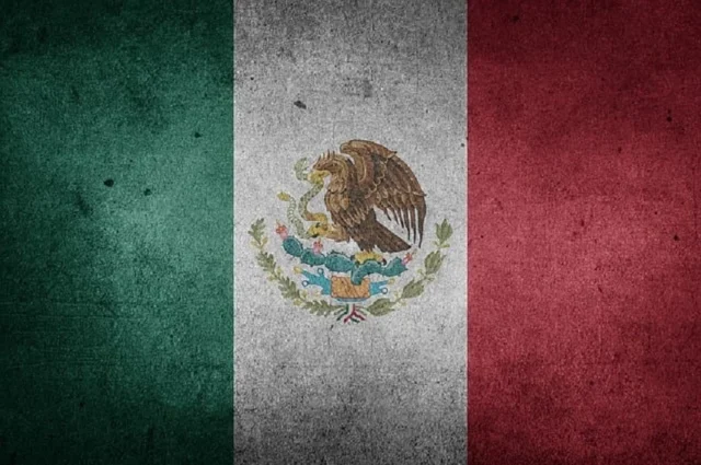 bandera de México envejecida