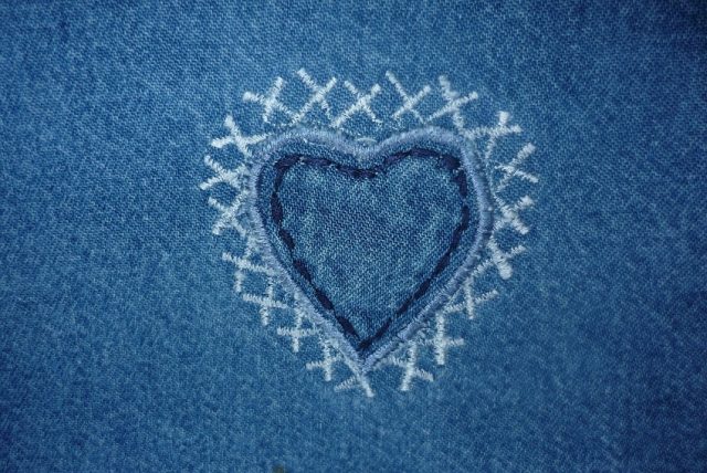 corazón en mezclilla y costuras