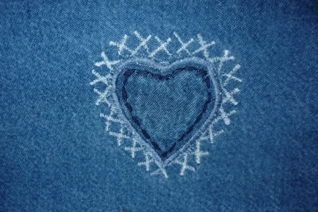 corazón en mezclilla y costuras