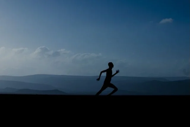 corriendo detras