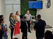 Tecnología de punta y actitud de superación, claves para el progreso: Salvador Calva Morales Explicación a los asistentes del equipo con el que cuenta el nuevo laboratorio de imagenología de la UMA Morelos.