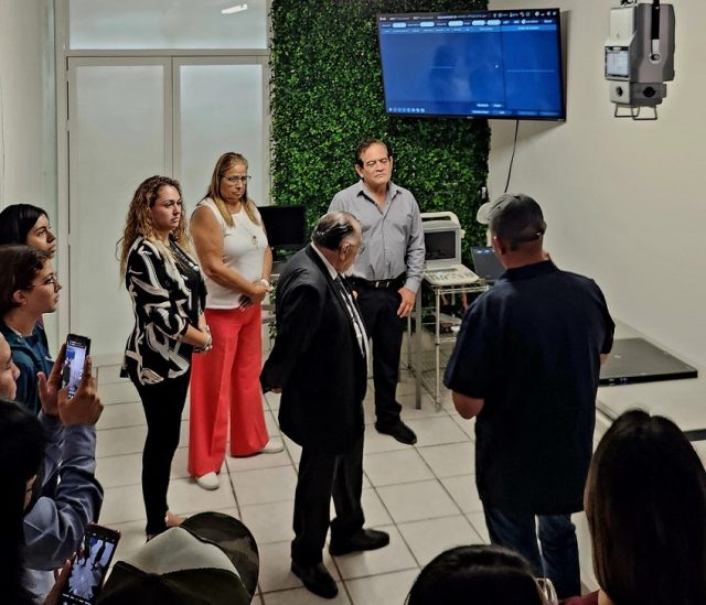 Explicación a los asistentes del equipo con el que cuenta el nuevo laboratorio de imagenología de la UMA Morelos.