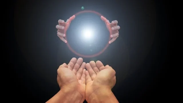 manos de luz energía