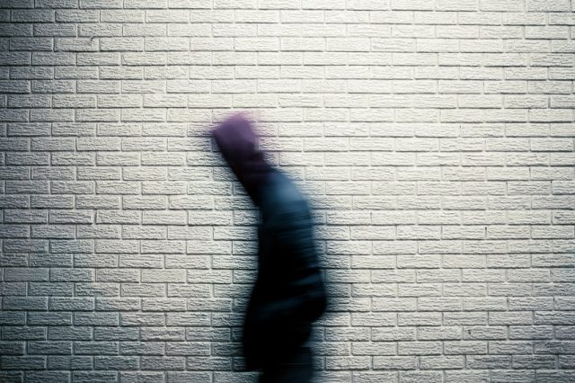 prisa silueta que se desvanece pared sombra