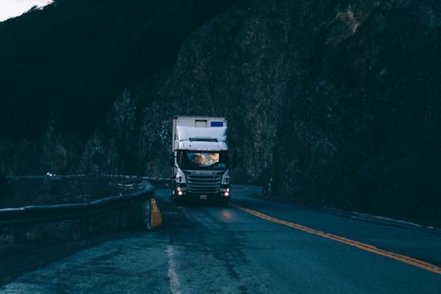 trailer camion en las montañas